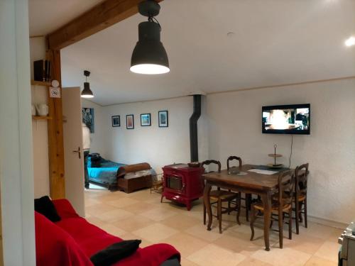 een woonkamer en eetkamer met een tafel en stoelen bij appartement meublé sur la route de Compostelle ! in Aire-sur-lʼAdour