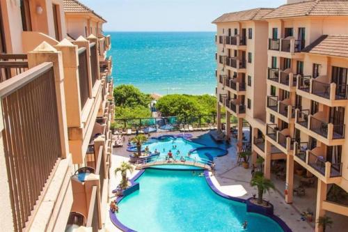 balcone con vista sulla piscina di un resort di Jurerê Beach Village a Florianópolis