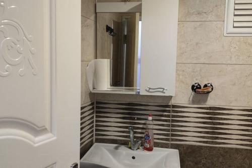 y baño con lavabo y espejo. en Midtown Hotel Apartments 304 (2+1), en Estambul
