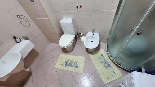 La salle de bains est pourvue d'une douche, de toilettes et d'un lavabo. dans l'établissement Spacious Sea View Apartment, à Saranda