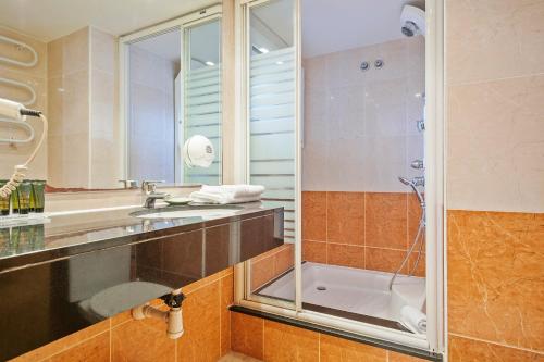 a bathroom with a shower and a sink at Apartamentos Barcarola in Sant Feliu de Guixols