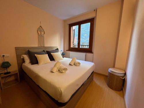 1 dormitorio con 1 cama grande y 2 toallas. en Apartamento Hasta 4 Pax con Terraza, en Soldeu