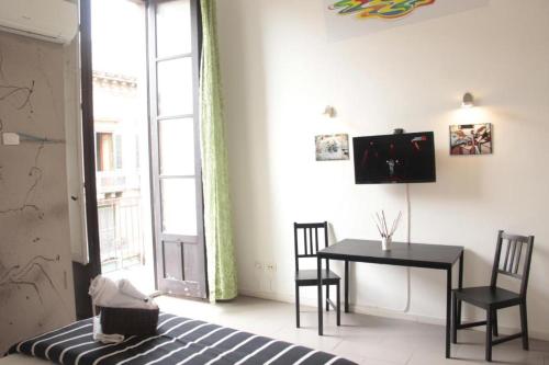 a room with a table and chairs and a window at New Rubik's Castle in Catania