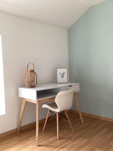 escritorio blanco con silla y cesta en Emel b&b, en Laville-aux-Bois