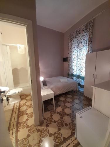 ein kleines Schlafzimmer mit einem Bett und einem Fenster in der Unterkunft Lavilletta B&B in Salerno