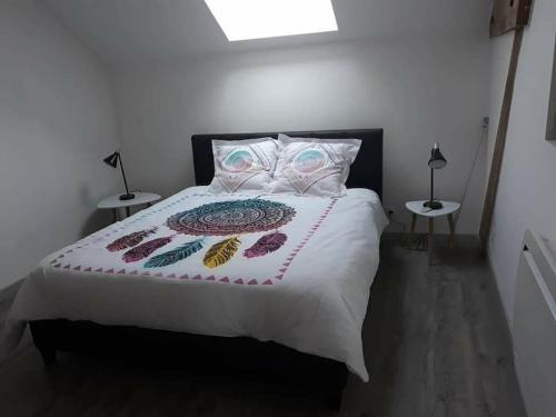 Een bed of bedden in een kamer bij Dépendance au 1er étage d 'une jolie fermette.