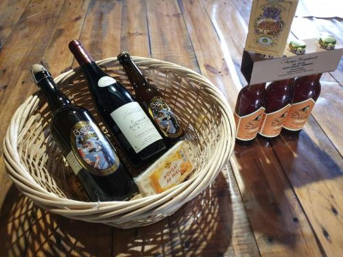 - un panier de bouteilles de vin sur une table en bois dans l'établissement Dépendance au 1er étage d 'une jolie fermette., à Mignères