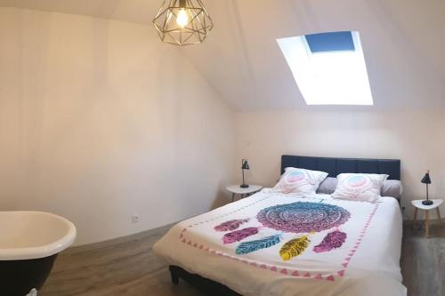 une chambre avec un lit et un lavabo dans l'établissement Dépendance au 1er étage d 'une jolie fermette., à Mignères