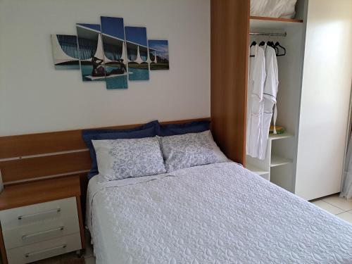 a bedroom with a bed and a closet at Life Resort Flat - Torre F - Beira do lago in Brasilia