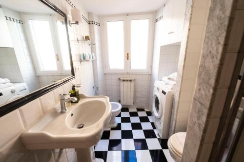 A bathroom at Artsy and elegant apartment near Pantheon