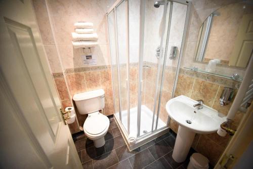 uma casa de banho com um chuveiro, um WC e um lavatório. em The Caledonian em Portree