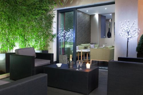 un restaurant avec des chaises et une table avec des bougies dans l'établissement Serotel Suites Opera, à Paris