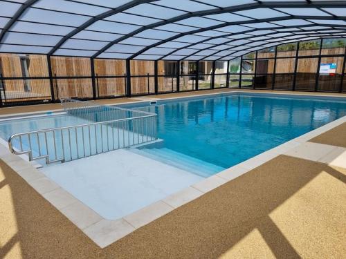 - une grande piscine avec une piscine extérieure dans l'établissement La cabane 27 ~ Chalet cosy au bord du lac de Peyre, à Labouheyre