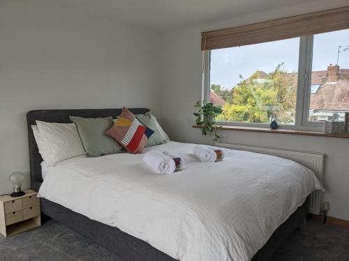 Postel nebo postele na pokoji v ubytování *Large Unique Retro Private Attic & Bathroom*