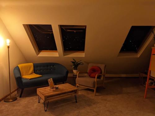 Posezení v ubytování *Large Unique Retro Private Attic & Bathroom*