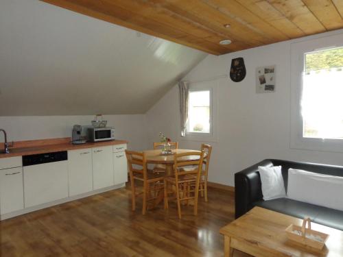 une cuisine et un salon avec une table et un canapé dans l'établissement Chez Corine Marque Bastampe, à Luz-Saint-Sauveur