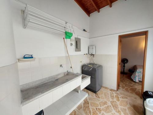 Habitación con baño con lavabo y aseo. en Apartamento Duplex Los Colores - Estadio, en Medellín