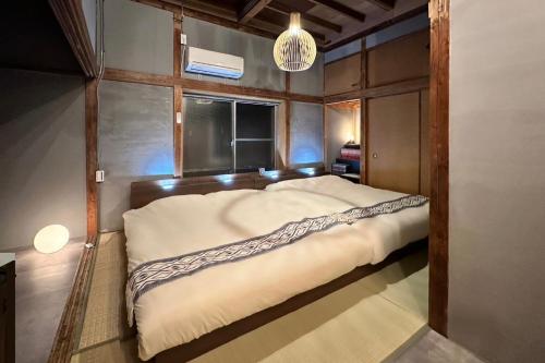 青梅市にある加美屋リゾート奥多摩 テラス & 風呂-Kamiya Resort Okutamaのベッドルーム1室(大型ベッド1台付)