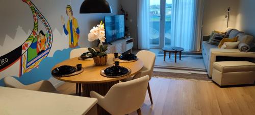 a living room with a table and chairs at A Proa do Moliceiro - KING BED with Wall Mirror in Aveiro