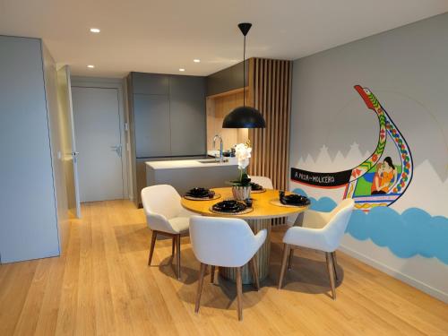 a kitchen and dining room with a table and chairs at A Proa do Moliceiro - KING BED with Wall Mirror in Aveiro