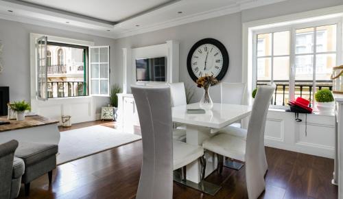Posedenie v ubytovaní weforyou 2 BEDROOMS PENTHOUSE AT MALAGA CENTER