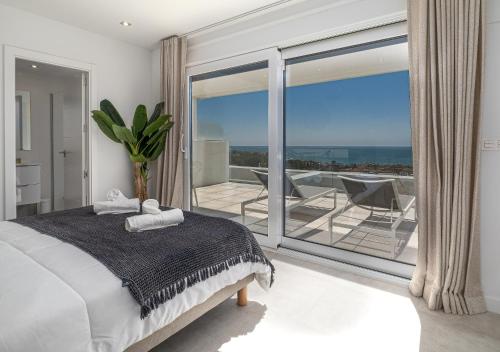 1 Schlafzimmer mit einem Bett und einem Balkon mit Aussicht in der Unterkunft Magnificent penthouse with panoramics views in Casares
