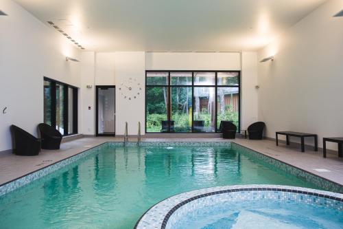 a large swimming pool in a room with a large window at Hôtel-Musée Premières Nations in Wendake