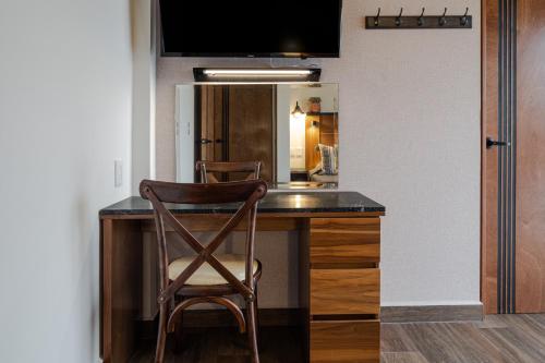 - une cuisine avec un bureau, une chaise et un miroir dans l'établissement Cerca de UANL, equipado y lujoso en Tulancingo 10, à Monterrey