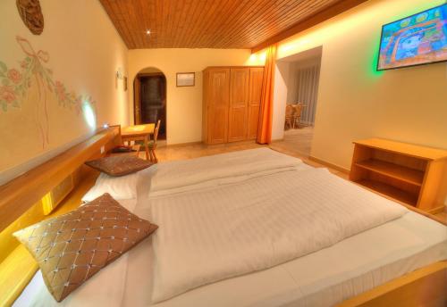 Een bed of bedden in een kamer bij Hotel Serles Superior