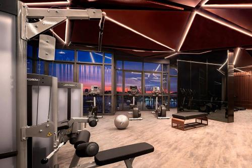 una sala fitness con palestra dotata di attrezzature di Edge Central Pattaya Vip Condo a Centro di Pattaya