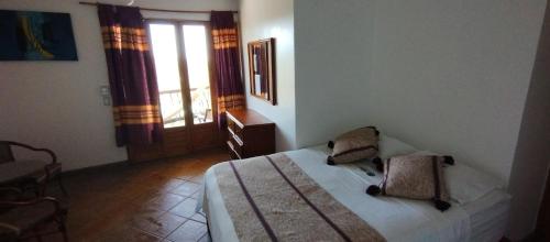 マスンテにあるCabañas Telayúのベッドルーム1室(ベッド1台、テーブル、窓付)