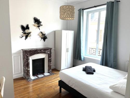 Ένα ή περισσότερα κρεβάτια σε δωμάτιο στο Colbert - Hôtel de Ville - Forum - Boulingrin