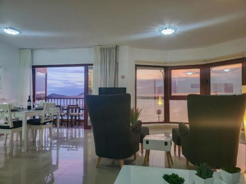 Reštaurácia alebo iné gastronomické zariadenie v ubytovaní MEDANO4YOU Red Mountain Sea View Holiday Home