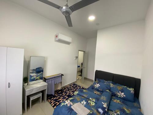 um quarto com uma cama, uma mesa e um espelho em SKF Homestay em Puchong
