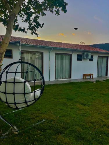 a metal object in the yard of a house at Pousada Villa Tiradentes Suítes - Centro in Tiradentes