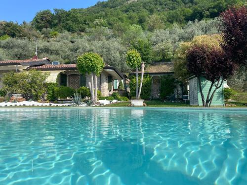 a large swimming pool in front of a house at CHALET VELA Natura e Relax in Gavardo