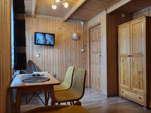 U Parów Sauna & Jacuzziにあるテレビまたはエンターテインメントセンター