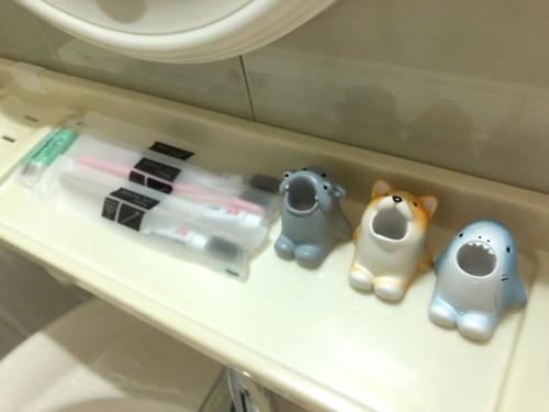 Tres animales de juguete sentados en un estante en un avión. en 聖甲虫空間, en T'u-ch'eng-tzu