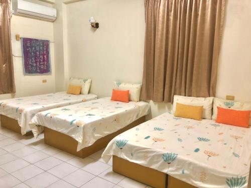 una habitación con dos camas y una ventana en 聖甲虫空間, en T'u-ch'eng-tzu