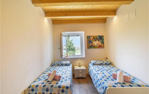 - une chambre avec 2 lits et une fenêtre dans l'établissement Casa Valbelluna, à Tremea