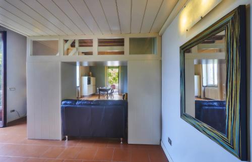 ein Wohnzimmer mit einem großen Spiegel an der Wand in der Unterkunft Design Loft in Villa Magnolia in Lierna