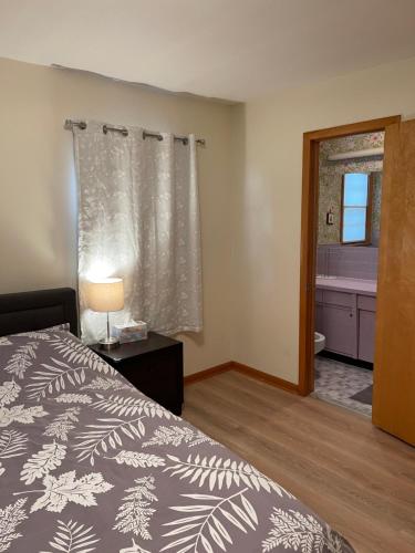 New Brunswick NJ Master Bedroom with private bath tesisinde bir odada yatak veya yataklar