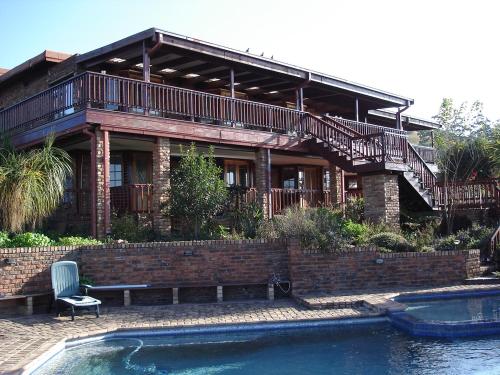 Casa con balcón y piscina en Acra-Retreat Mountain View Lodge, en Waterval Boven