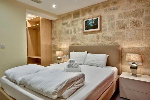 เตียงในห้องที่ VALLETTASTAY - ORANGERIE TWO BEDROOM APARTMENT 201