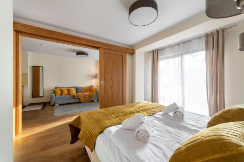 een slaapkamer met 2 bedden en een grote spiegel bij Orkana Home in Zakopane