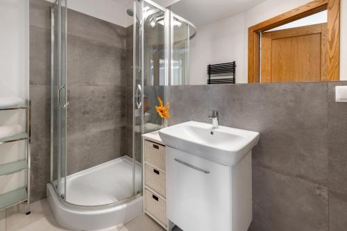 een badkamer met een wastafel en een douche bij Orkana Home in Zakopane