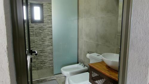 a bathroom with a toilet and a sink at Complejo Turístico Chachingo in Maipú