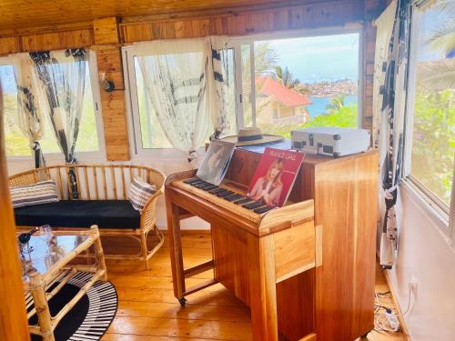 a living room with a piano and a desk at Maison du Bonheur in Dakar