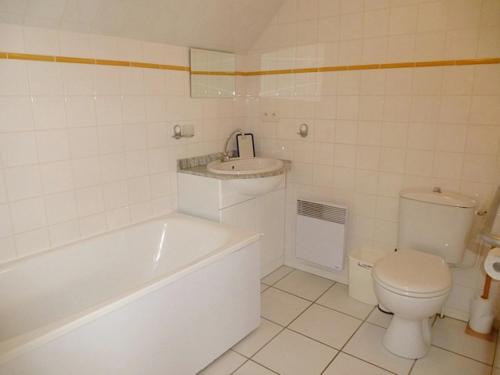 een badkamer met een bad, een toilet en een wastafel bij Boost Your Immo Bergerie Du Bastan Barèges PM8 in Barèges