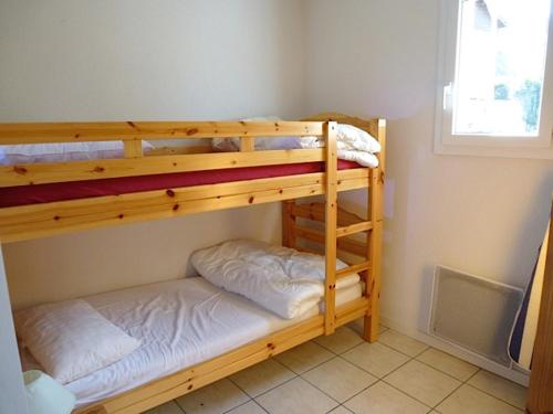 sypialnia z 2 łóżkami piętrowymi w pokoju w obiekcie Boost Your Immo Bergerie Du Bastan Barèges PM8 w mieście Barèges